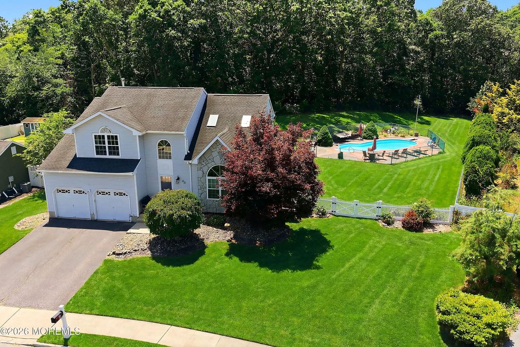 28 Silverbrooke Circle, Howell, NJ 07731