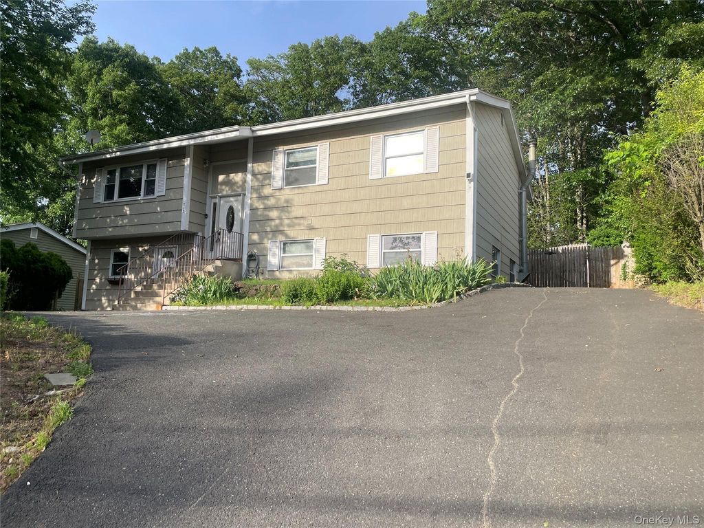 712 Manette Lane, Valley Cottage, NY 10989
