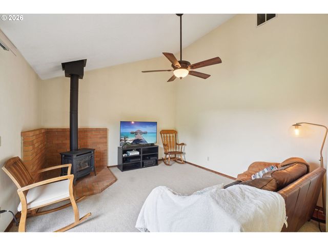 22735 Se NAOMI Dr, Damascus, OR 97089