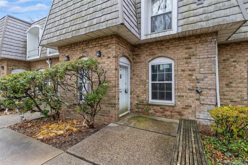 655 Middle Country Road 4D1, Coram, NY 11727