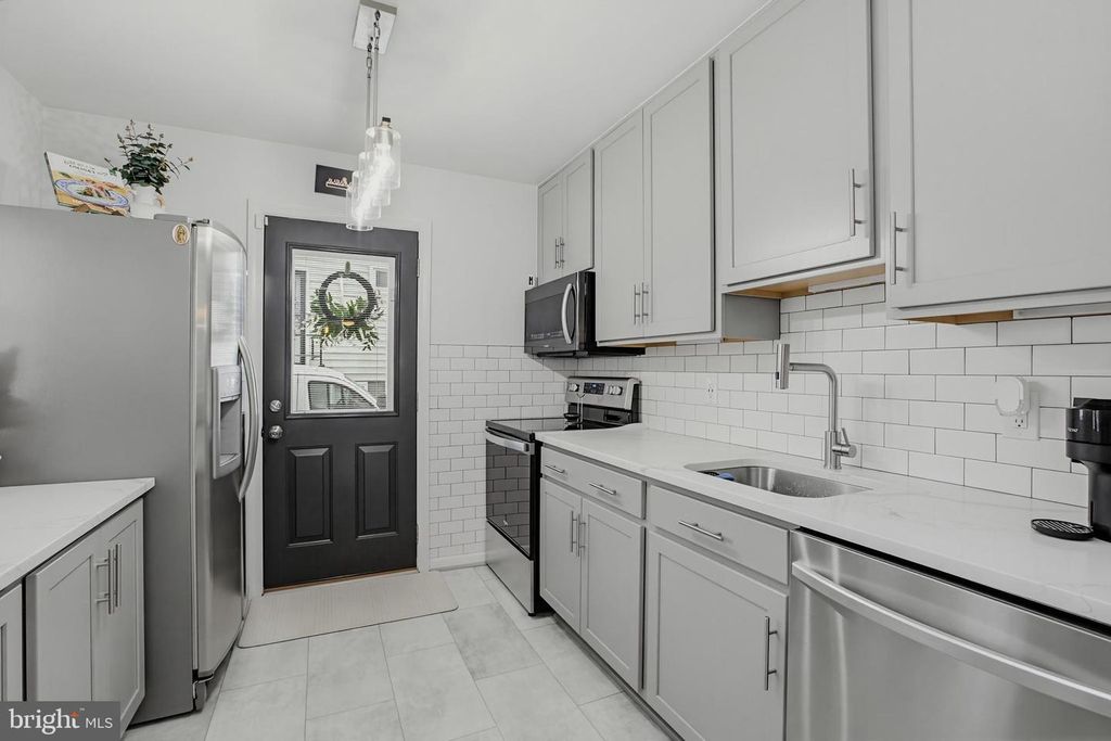 Image 11 of property listing at 13407 JUSTICE RD, Rockville, MD 20853