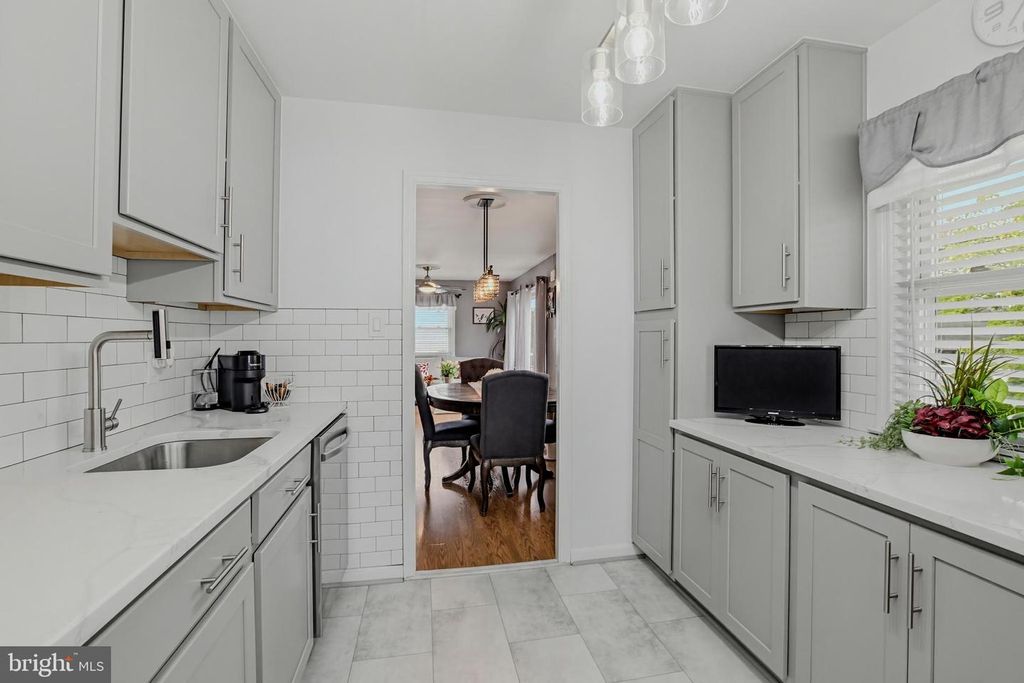 Image 12 of property listing at 13407 JUSTICE RD, Rockville, MD 20853