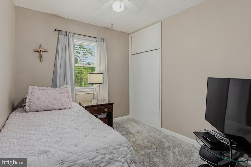 Image 15 of property listing at 13407 JUSTICE RD, Rockville, MD 20853