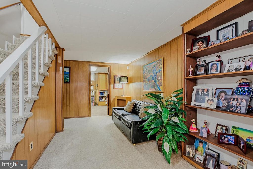 Image 19 of property listing at 13407 JUSTICE RD, Rockville, MD 20853