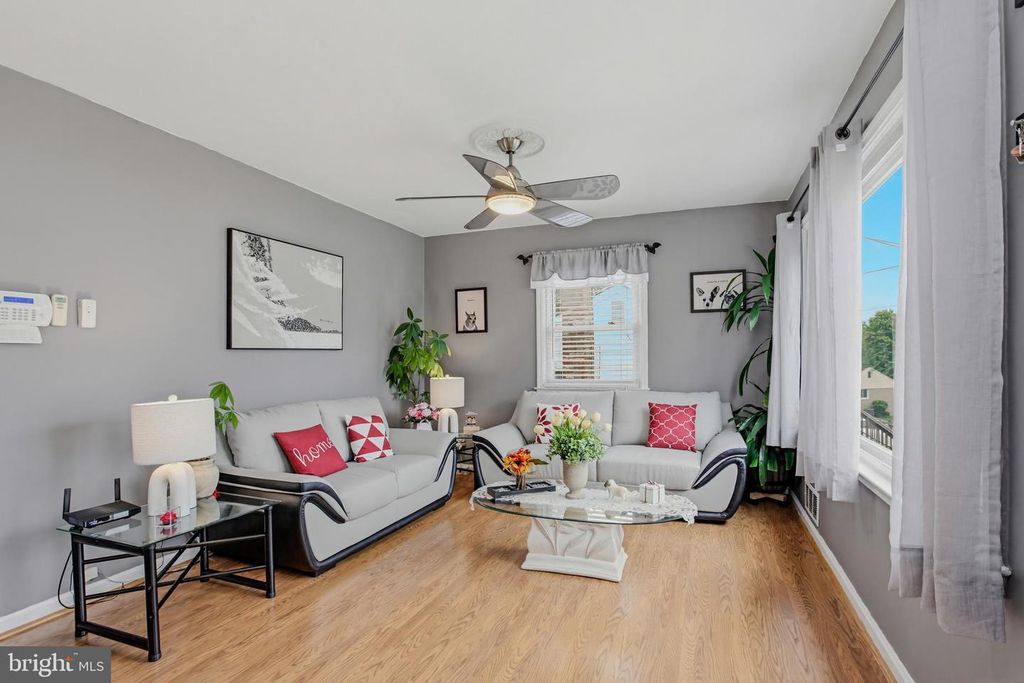 Image 4 of property listing at 13407 JUSTICE RD, Rockville, MD 20853