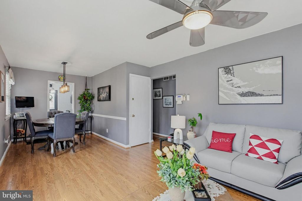 Image 5 of property listing at 13407 JUSTICE RD, Rockville, MD 20853