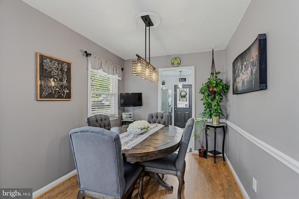Image 7 of property listing at 13407 JUSTICE RD, Rockville, MD 20853