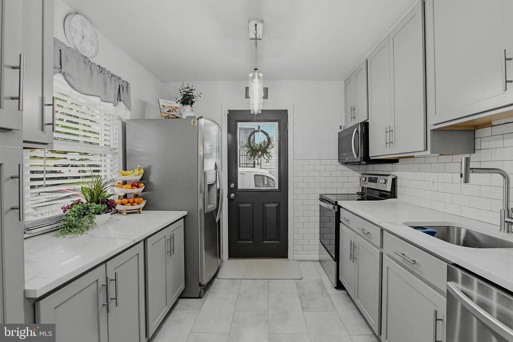 Image 9 of property listing at 13407 JUSTICE RD, Rockville, MD 20853