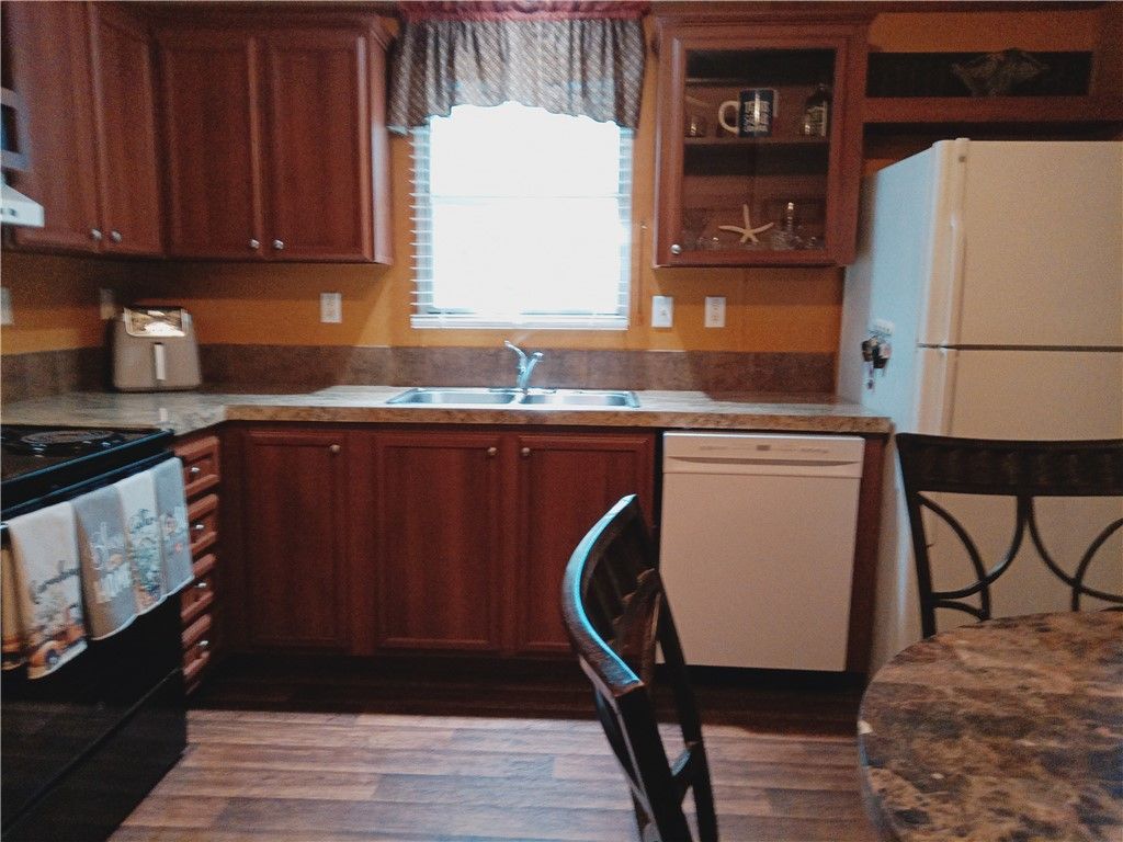 408 S Burton St, Rockport, TX 78382 — photo 3
