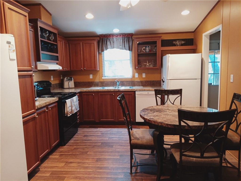 408 S Burton St, Rockport, TX 78382 — photo 4