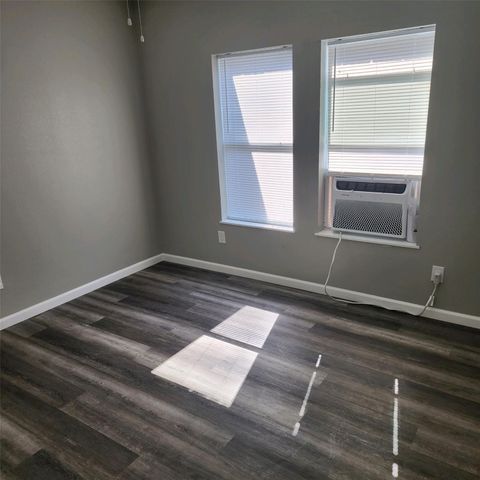 122 Pineview, Houston, TX 77012