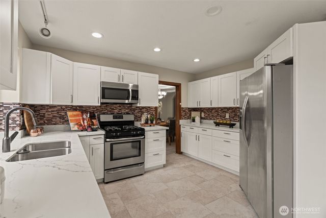 18325 214th Ave NE, Woodinville, WA 98077