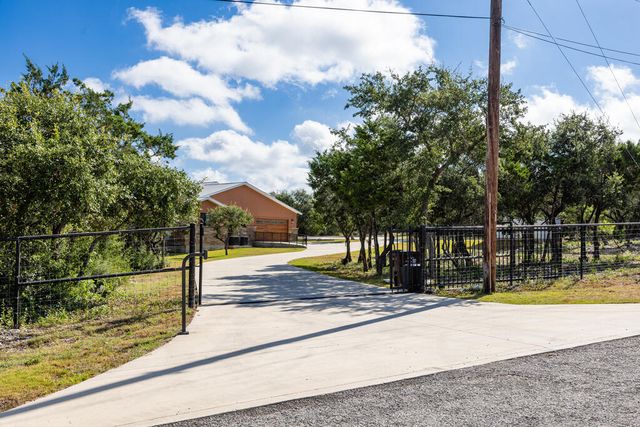 114 CR 2729, Mico, TX 78056