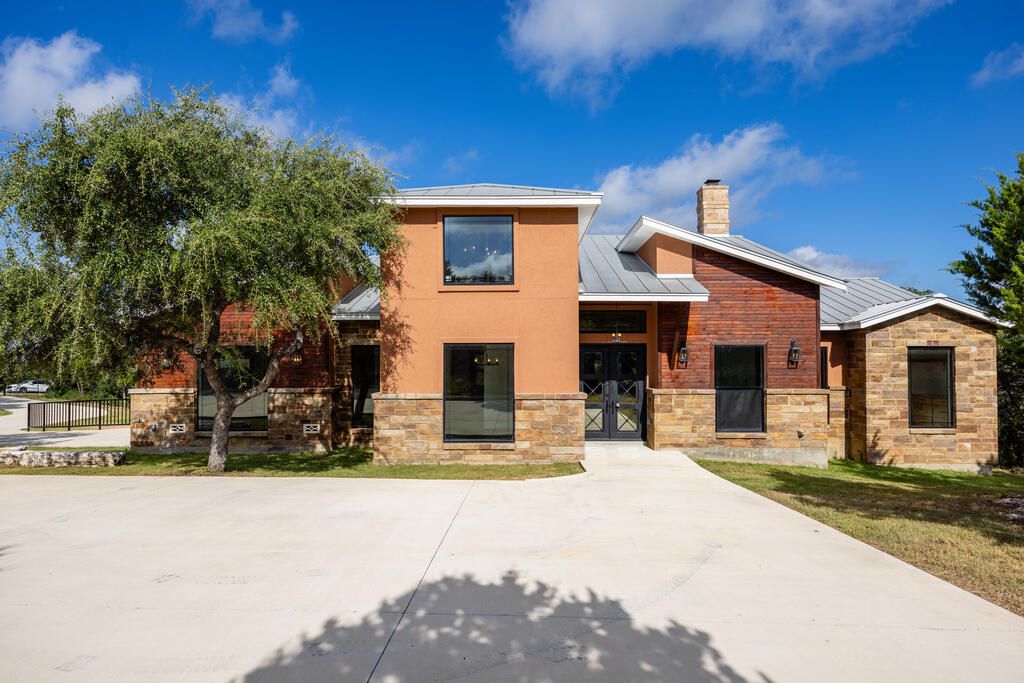 114 CR 2729, Mico, TX 78056