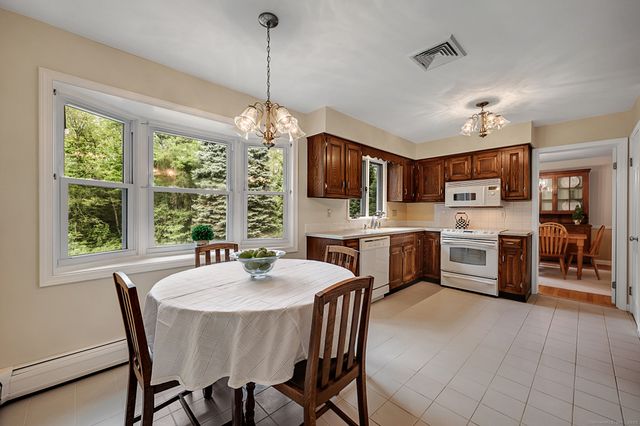 21 Hill Circle, Trumbull, CT 06611