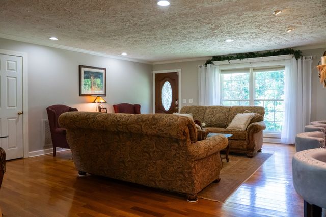 933 Airport Rd, Livingston, TN 38570