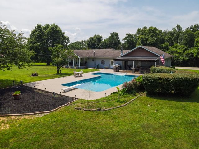 933 Airport Rd, Livingston, TN 38570