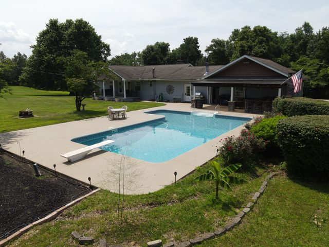 933 Airport Rd, Livingston, TN 38570