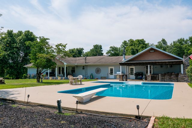 933 Airport Rd, Livingston, TN 38570