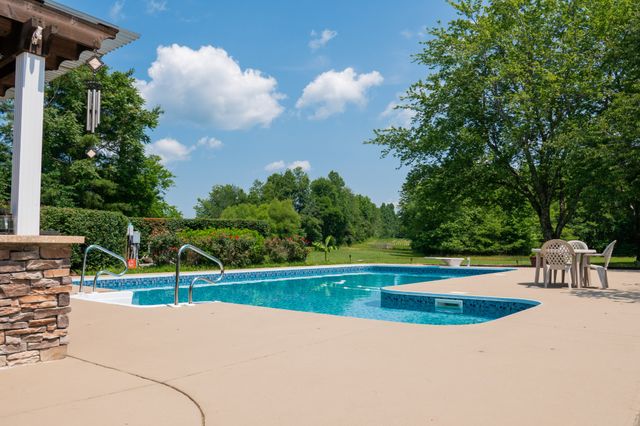 933 Airport Rd, Livingston, TN 38570
