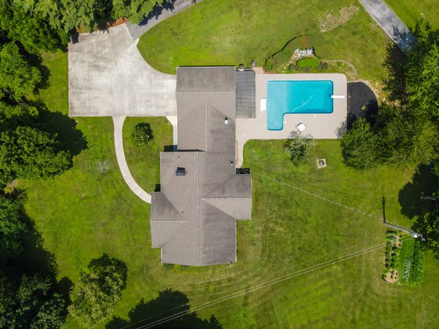933 Airport Rd, Livingston, TN 38570