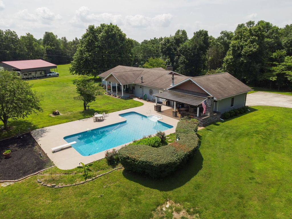 933 Airport Rd, Livingston, TN 38570