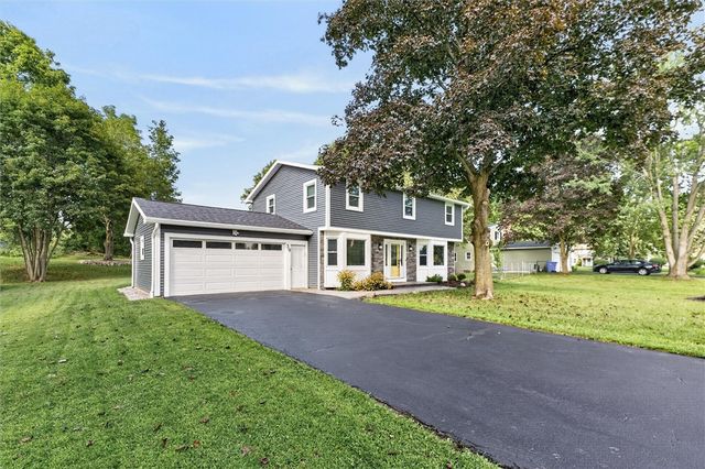 39 Heatherwood Rd, Perinton, NY 14450