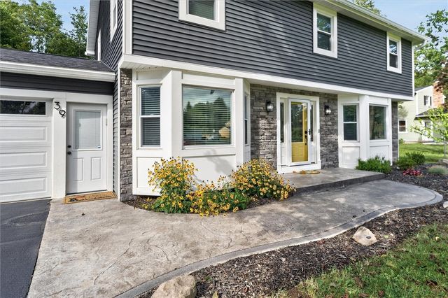 39 Heatherwood Rd, Perinton, NY 14450
