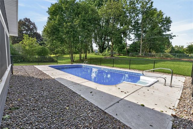 39 Heatherwood Rd, Perinton, NY 14450