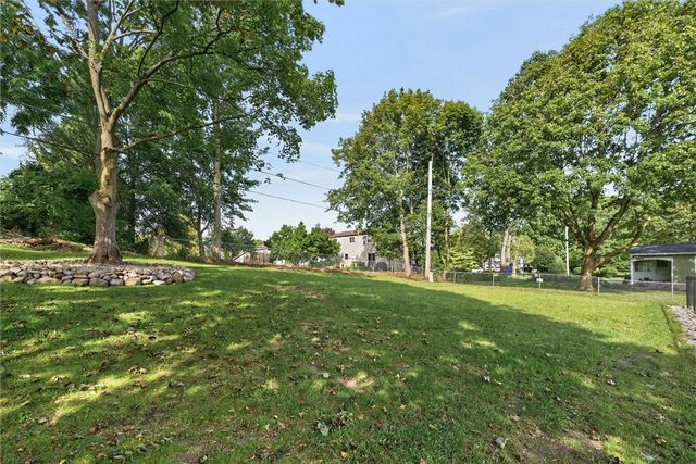 39 Heatherwood Rd, Perinton, NY 14450