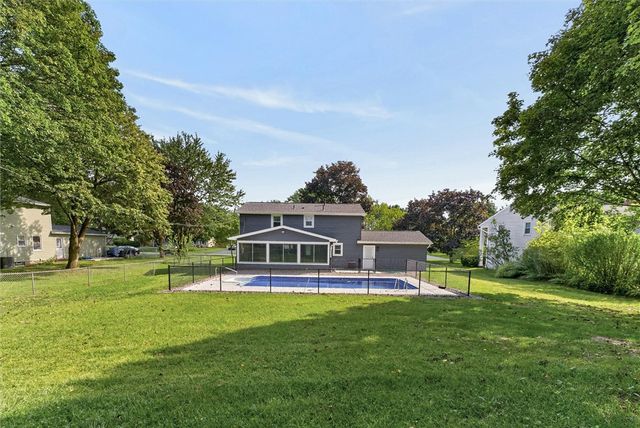 39 Heatherwood Rd, Perinton, NY 14450