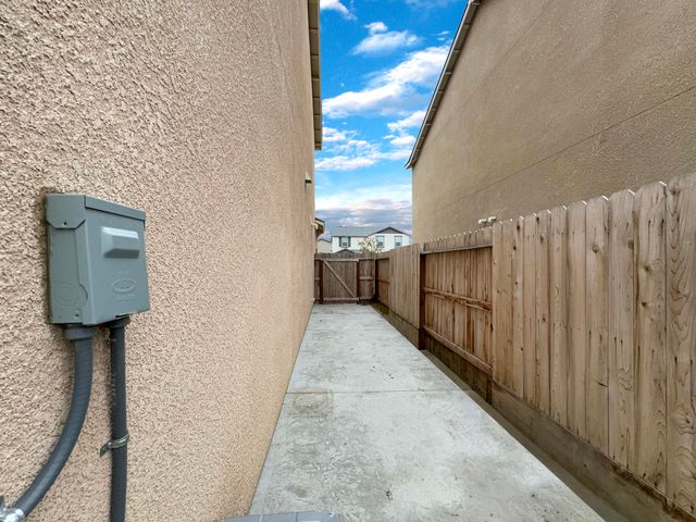 1932 Justice Avenue, Tulare, CA 93274