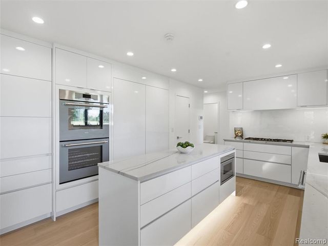 3228 Pine Lake Road, West Bloomfield, MI 48324