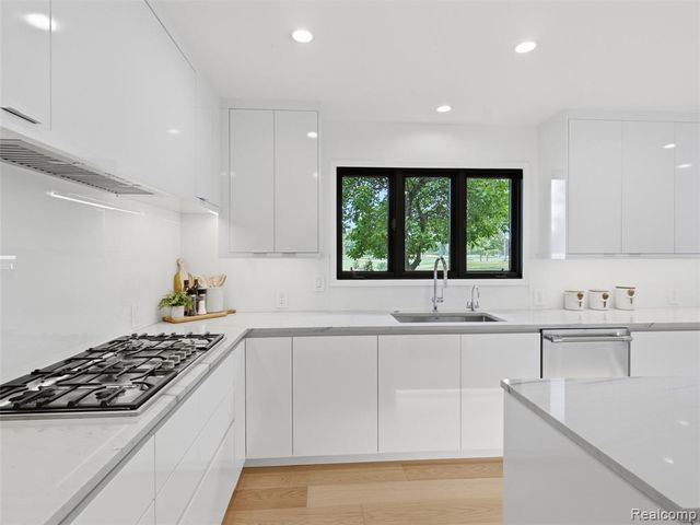 3228 Pine Lake Road, West Bloomfield, MI 48324