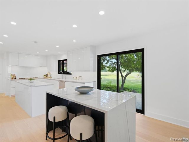 3228 Pine Lake Road, West Bloomfield, MI 48324