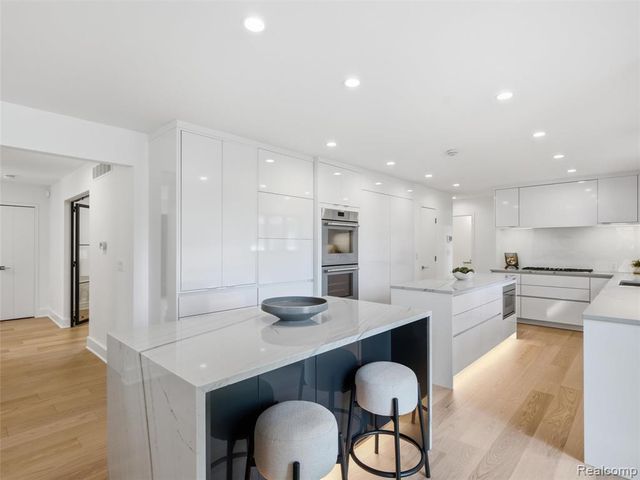 3228 Pine Lake Road, West Bloomfield, MI 48324