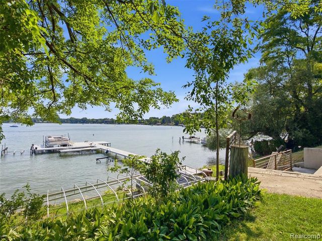 3228 Pine Lake Road, West Bloomfield, MI 48324