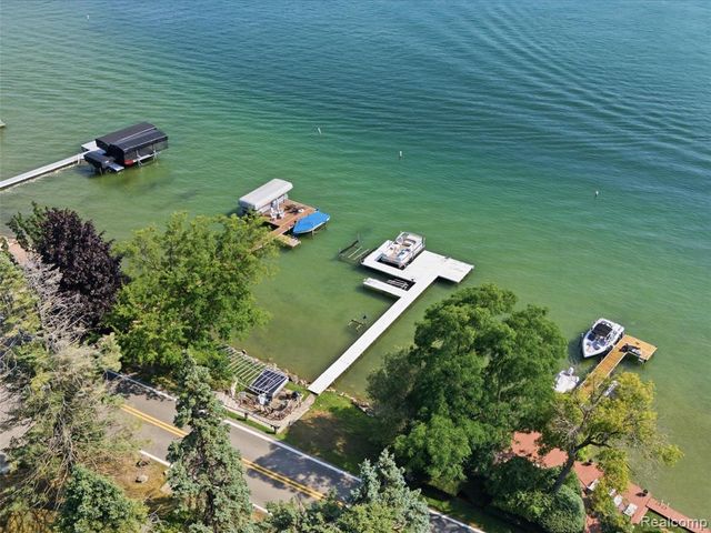 3228 Pine Lake Road, West Bloomfield, MI 48324