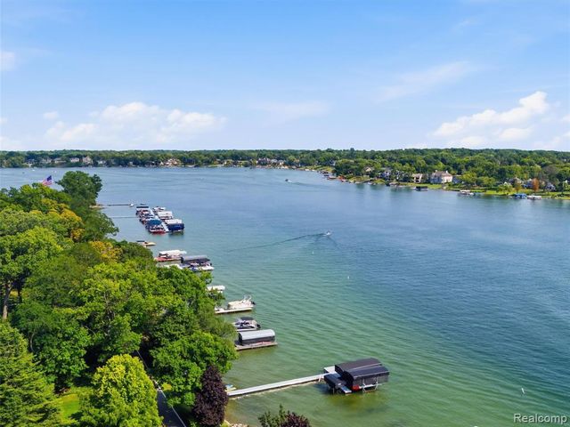 3228 Pine Lake Road, West Bloomfield, MI 48324