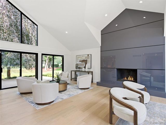 3228 Pine Lake Road, West Bloomfield, MI 48324