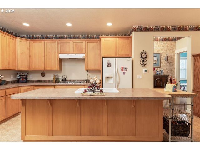 1703 WEBB LAKE Dr, Silverton, OR 97381