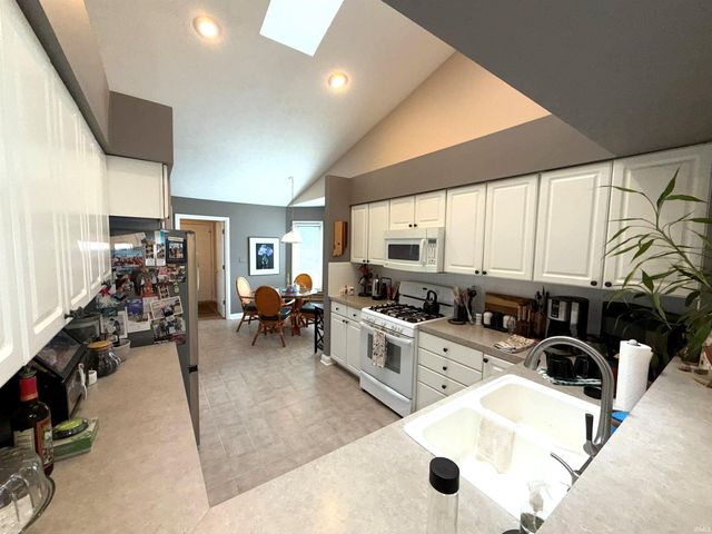 9119 S Front Nine Dr, Bloomington, IN 47401