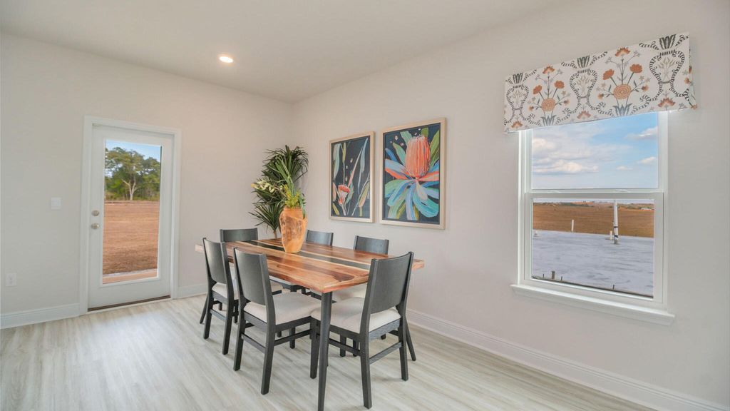 Image 12 of property listing at 32 Country Side Way, Freeport, FL 32439