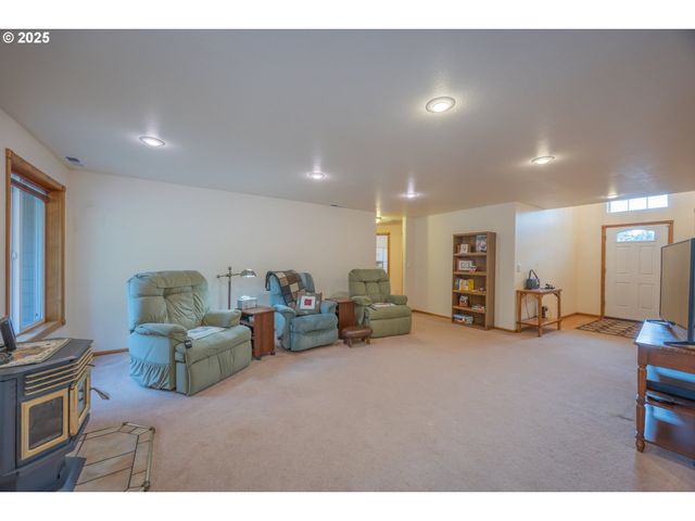 2184 13TH St, Florence, OR 97439