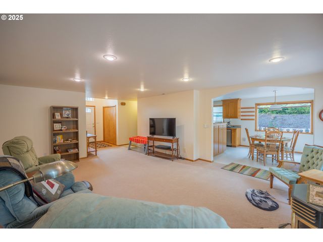 2184 13TH St, Florence, OR 97439