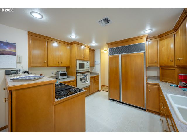 2184 13TH St, Florence, OR 97439