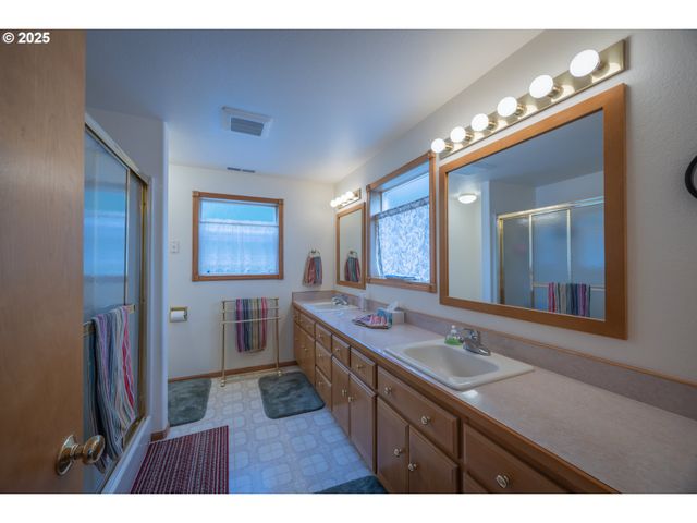 2184 13TH St, Florence, OR 97439