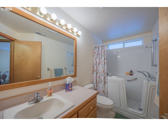 2184 13TH St, Florence, OR 97439