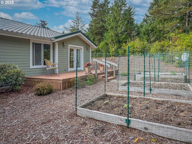 2184 13TH St, Florence, OR 97439