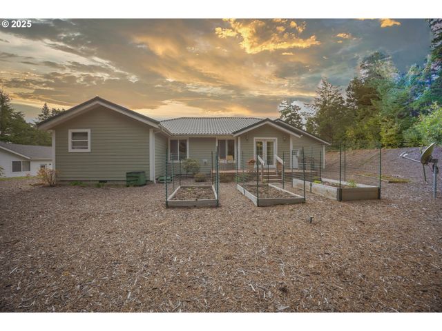 2184 13TH St, Florence, OR 97439